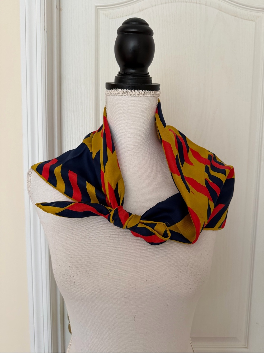 New Vtg Echo 100% silk scarf geometric pattern, Sz 26x26,5 - Picture 2 of 8